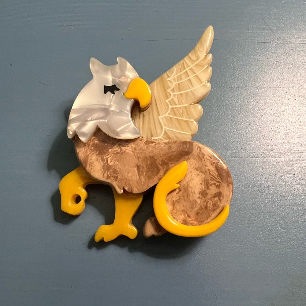 Erstwilder brooch